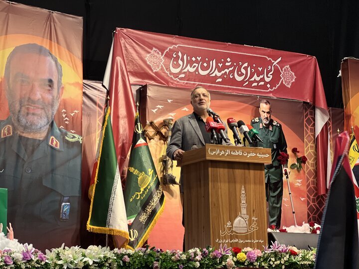مدال افتخار مقاومت بر سینه ملت ایران میدرخشد