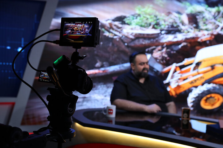 گفتگو با کارگر وراننده بیل مکانیکی شهرداری