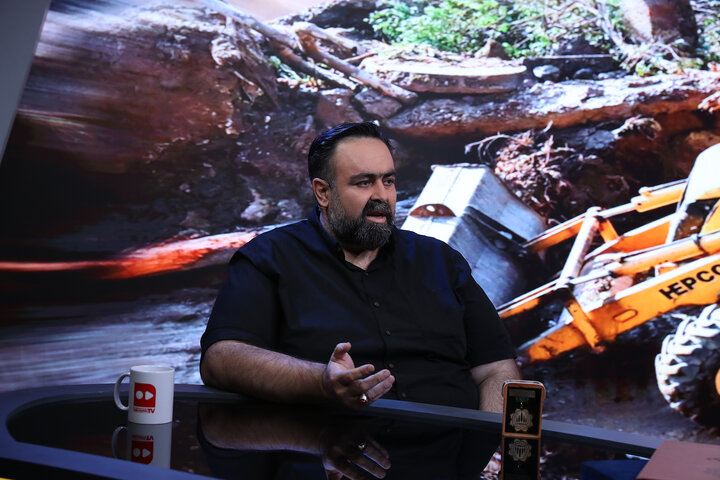 گفتگو با کارگر وراننده بیل مکانیکی شهرداری