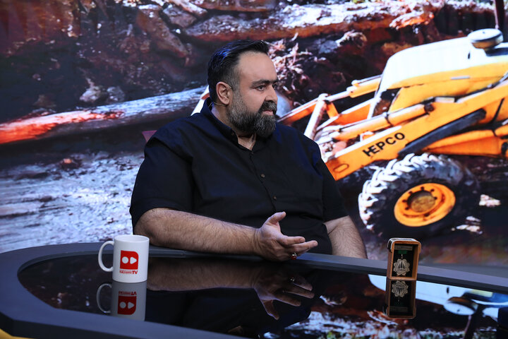 گفتگو با کارگر وراننده بیل مکانیکی شهرداری