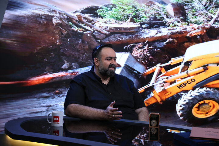 گفتگو با کارگر وراننده بیل مکانیکی شهرداری