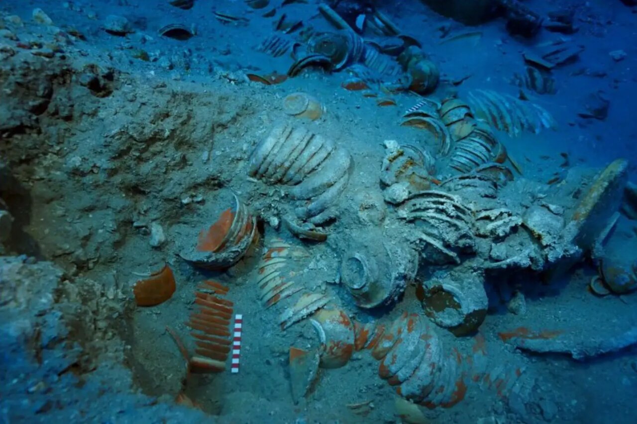 کشف گنج باستانی در عمق ۴۵ متری دریا | عکس