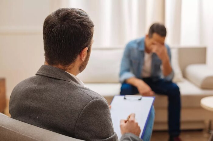 گریه کردن سر کار؛ نشانه توانایی یا ضعف؟