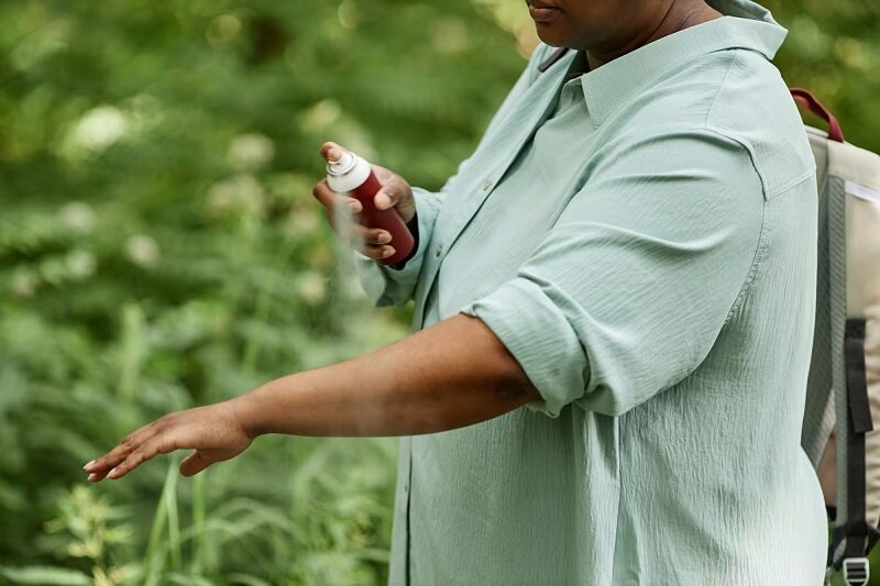 راهکارهای عجیب اما کاربردی برای مقابله با پشهها | بد بو باشید