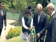 کاشت نهال توسط پزشکیان در کاخ نخست وزیری پاکستان | ویدئو