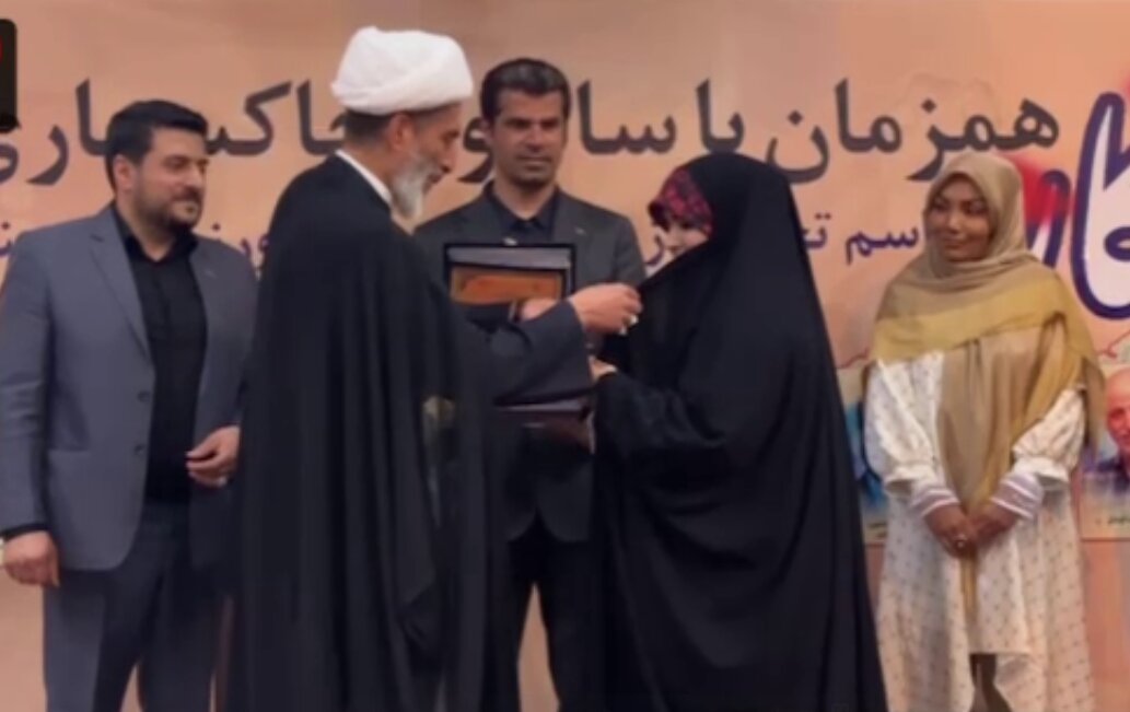دان یک تکواندو و نماد صلح برای دو مجری زن صداوسیما | ویدئو