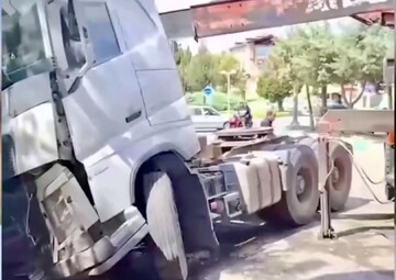 تصاویر باورنکردنی سقوط تریلی از پل ورودی اندیشه + فیلم