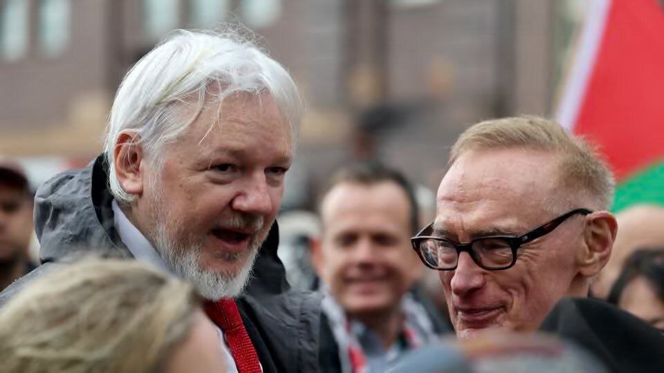 تصویر تمام قد رهبر انقلاب با اسلحه در دست حامیان فلسطین در استرالیا | حضور بنیانگذار ویکی لیکس در میان معترضان | تصاویر