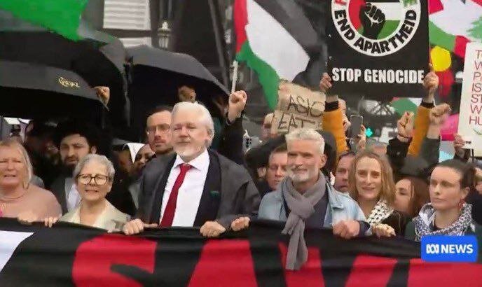 تصویر تمام قد رهبر انقلاب با اسلحه در دست حامیان فلسطین در استرالیا | حضور بنیانگذار ویکی لیکس در میان معترضان | تصاویر