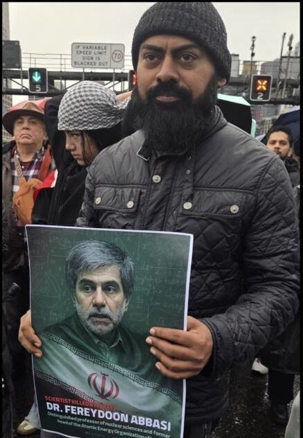 تصویر تمام قد رهبر انقلاب با اسلحه در دست حامیان فلسطین در استرالیا | حضور بنیانگذار ویکی لیکس در میان معترضان | تصاویر