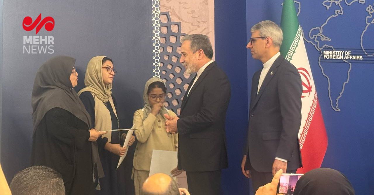 حضور سرزده عراقچی در نشست خبری سخنگوی وزارت خارجه + ویدئو