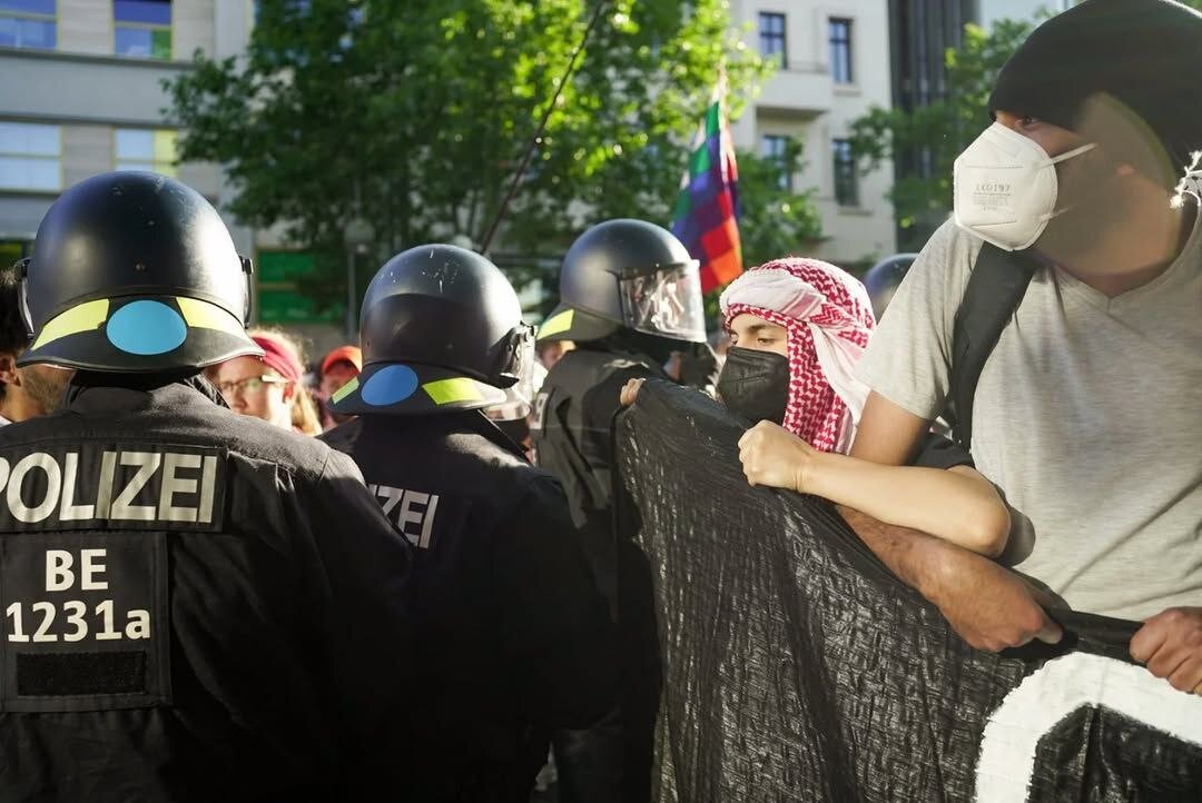 چشم در چشم پلیس؛ برخورد وحشیانه با حامیان فلسطین درآلمان | تصاویر