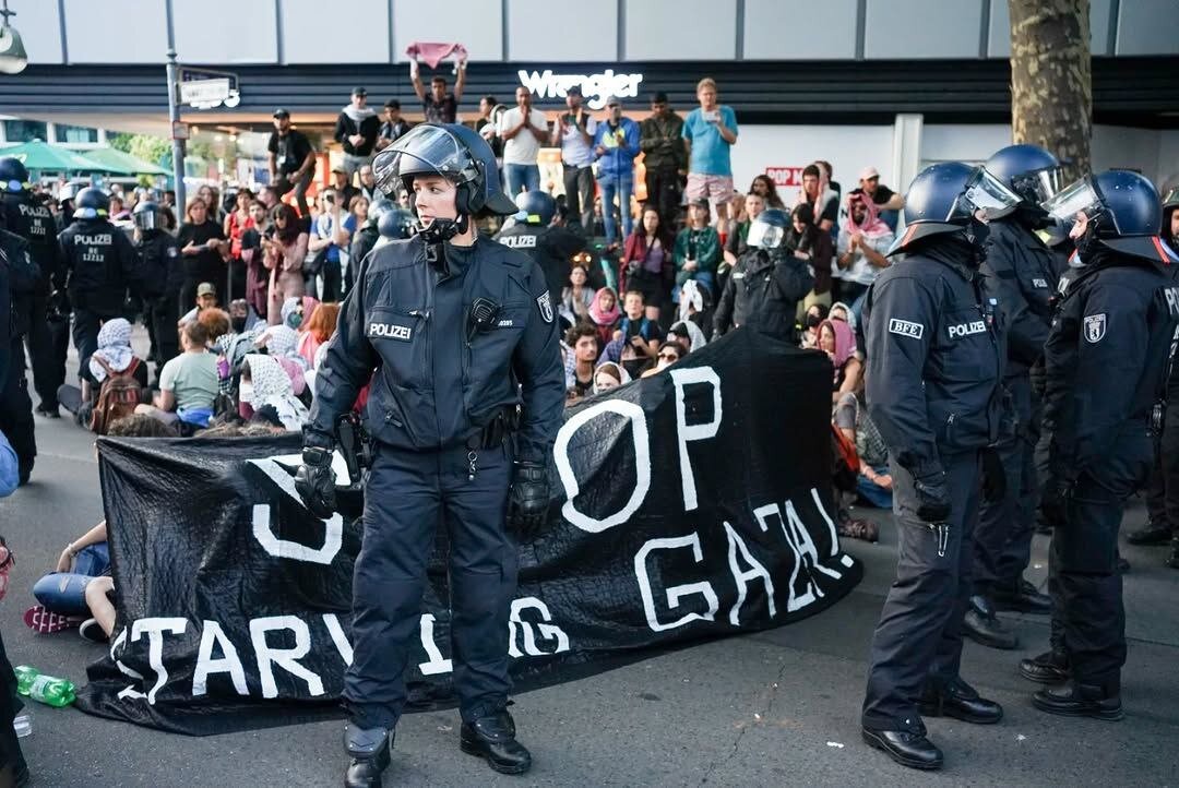 چشم در چشم پلیس؛ برخورد وحشیانه با حامیان فلسطین درآلمان | تصاویر