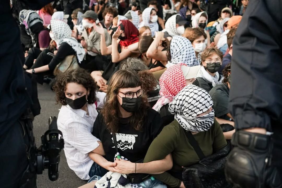 چشم در چشم پلیس؛ برخورد وحشیانه با حامیان فلسطین درآلمان | تصاویر