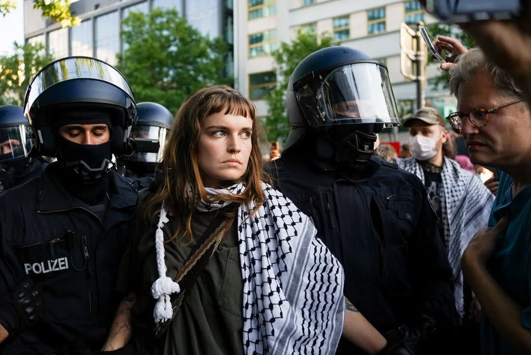 چشم در چشم پلیس؛ برخورد وحشیانه با حامیان فلسطین درآلمان | تصاویر