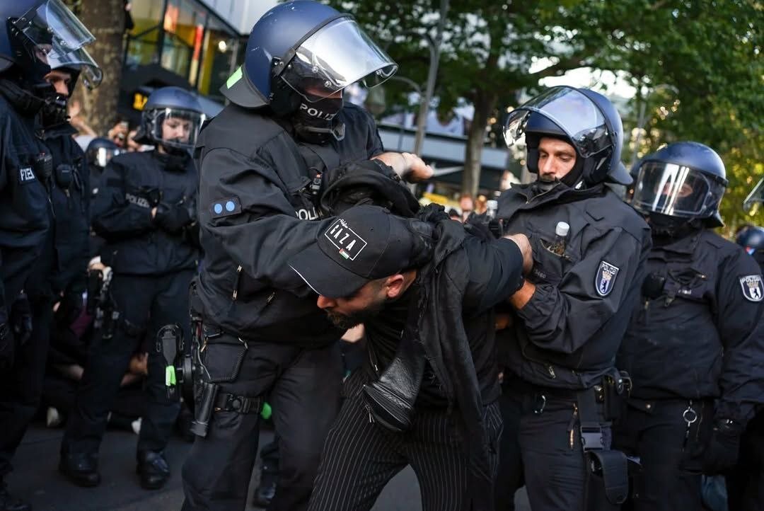 چشم در چشم پلیس؛ برخورد وحشیانه با حامیان فلسطین درآلمان | تصاویر