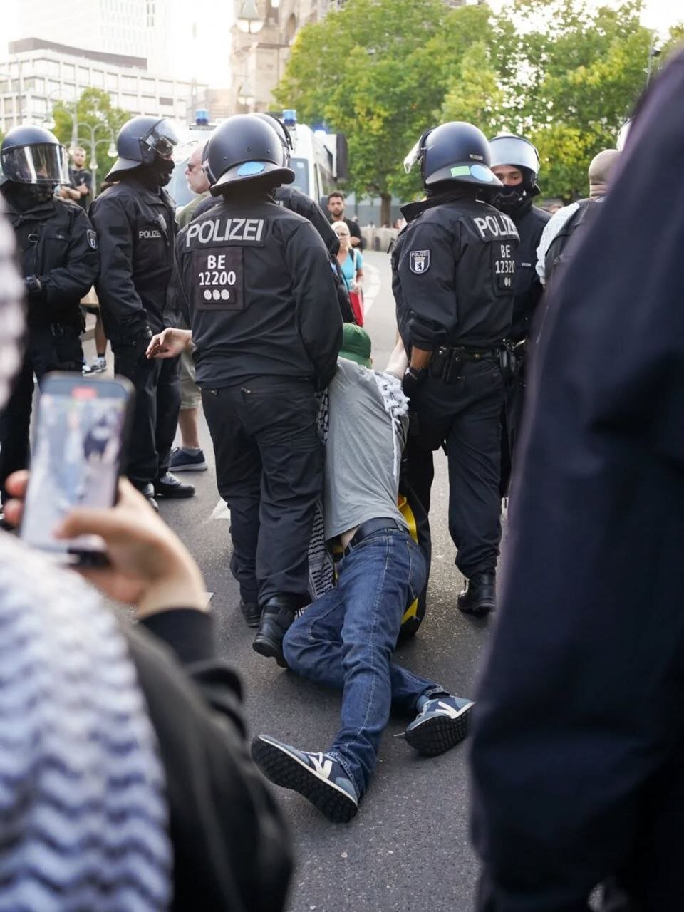 چشم در چشم پلیس؛ برخورد وحشیانه با حامیان فلسطین درآلمان | تصاویر
