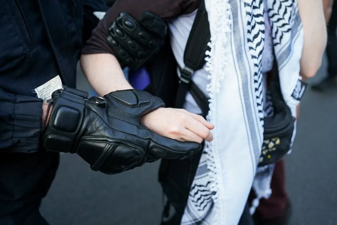 چشم در چشم پلیس؛ برخورد وحشیانه با حامیان فلسطین درآلمان | تصاویر