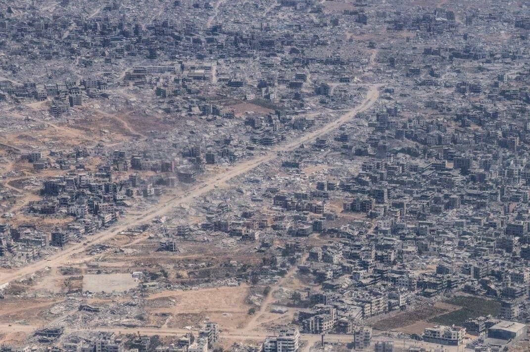 تصاویر هوایی آخرالزمانی که یک اردنی هنگام پرتاب غذا از ویرانی های غزه گرفت