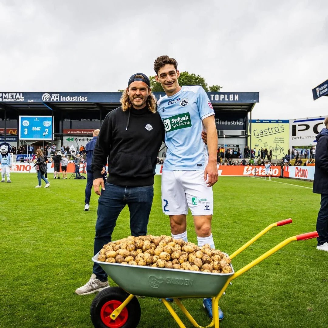 جایزه عجیب برای بهترین بازیکن زمین؛ یک فرغون سیبزمینی + عکس