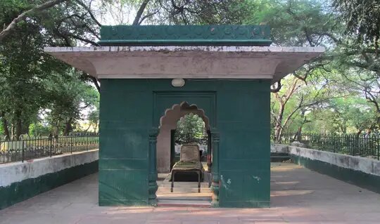 روایتی از شاعران پارسیگو که در خاک همسایه آرمیدهاند| فاتحان قند پارسی