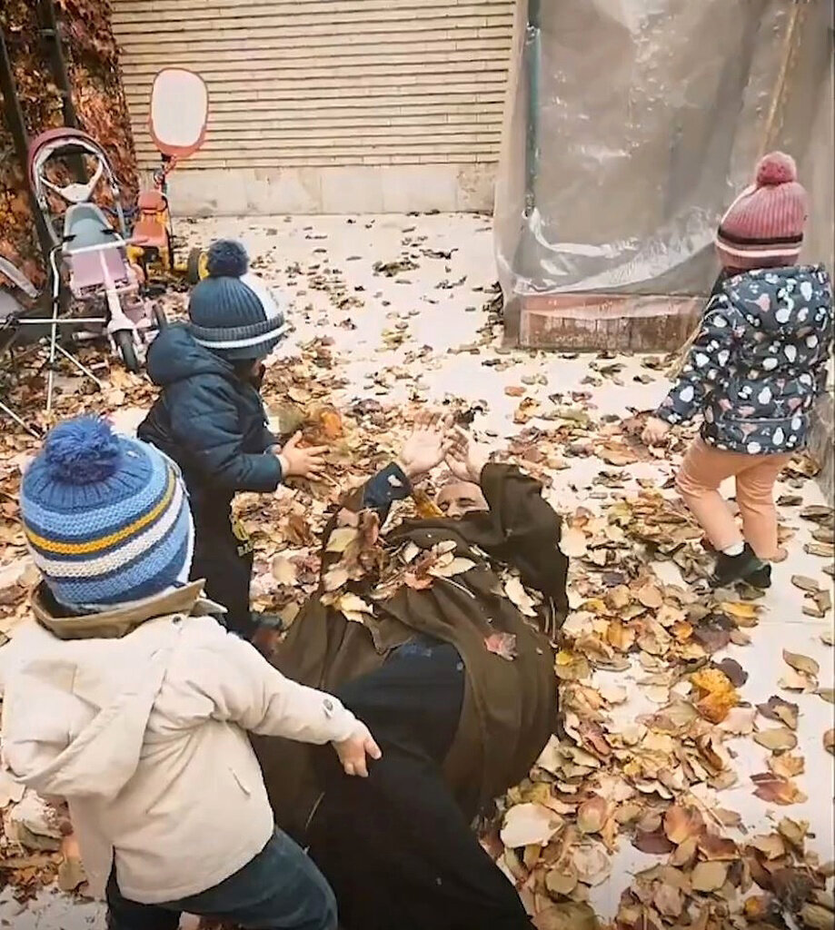 تصویر کمتر دیده شده از بازی شهید قاسم سلیمانی با نوه هایش | عکس