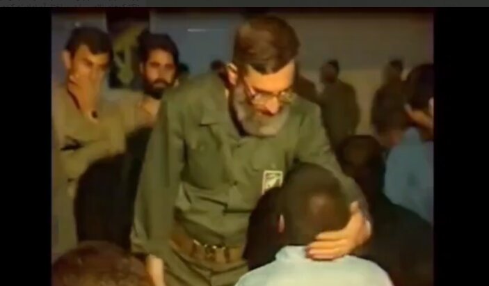 حضور متفاوت رهبر انقلاب با لباس پاسداری و روپوش پزشکی در جبهه | ویدئو