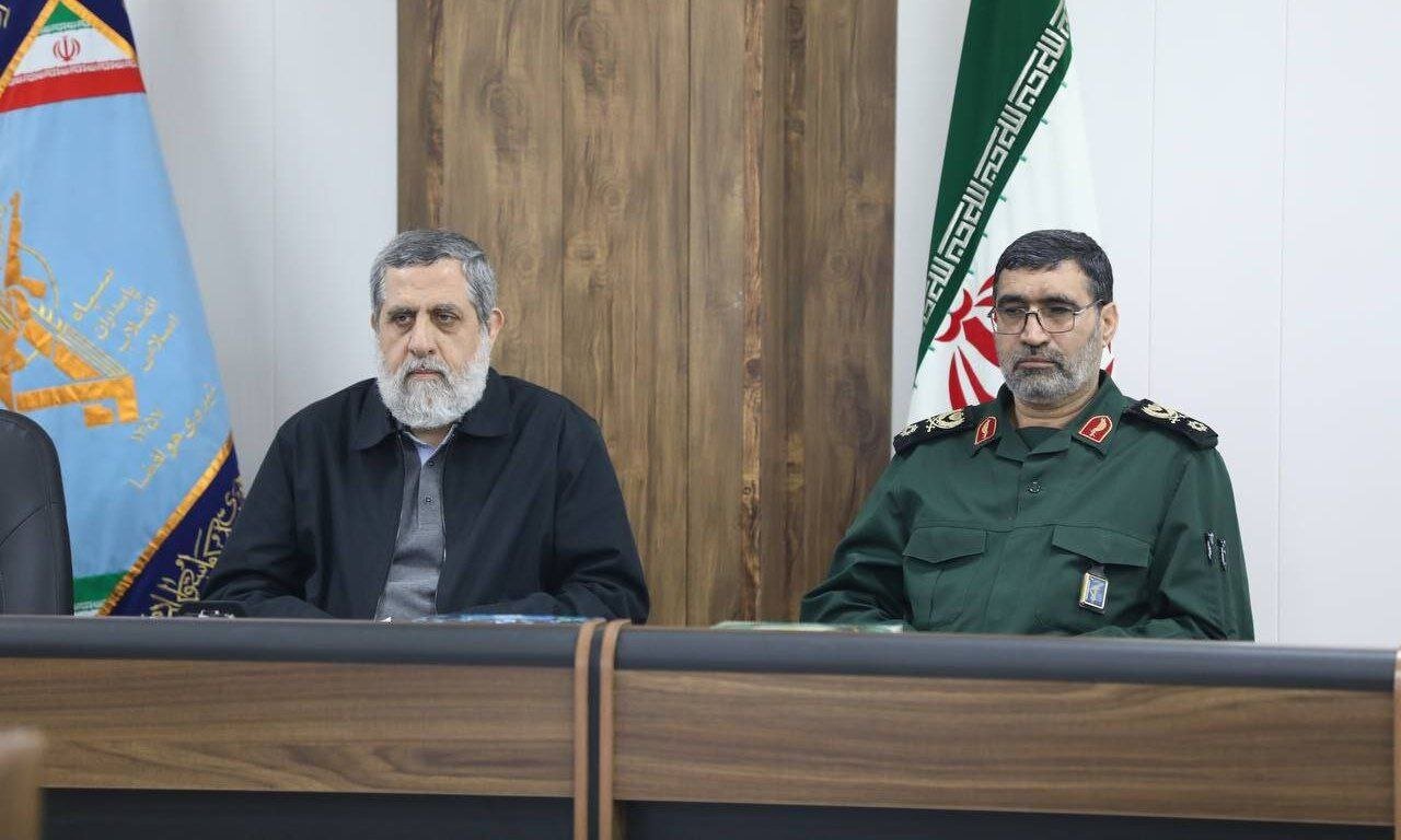 عکس کمتر دیده شده از جلسه مشترک شهید ایزدی با شهید محمود باقری