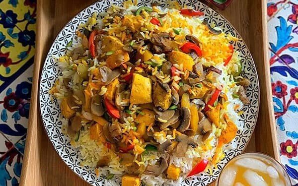 طرز تهیه قارچ‌پلو خوشمزه با نخودفرنگی به سبک مجلسی