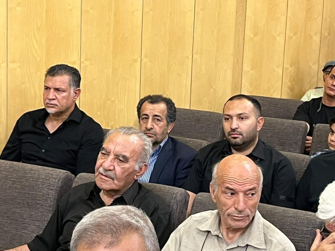 علی دایی بعد از مدتها بین فوتبالیها رویت شد + عکس |  اسطوره فوتبال کشور در مراسم ختم داریوش مصطفوی همراه عضو ارشد هیئت رییسه فدراسیون