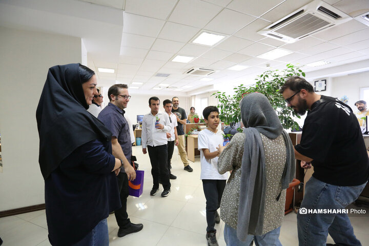 بازدید کودکان اتیسم از تحریریه همشهری بمناسبت روز خبرنگار