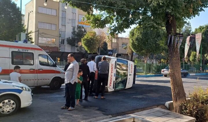 واژگونی آمبولانس در اصفهان + تصاویر؛ آخرین وضعیت مصدومان