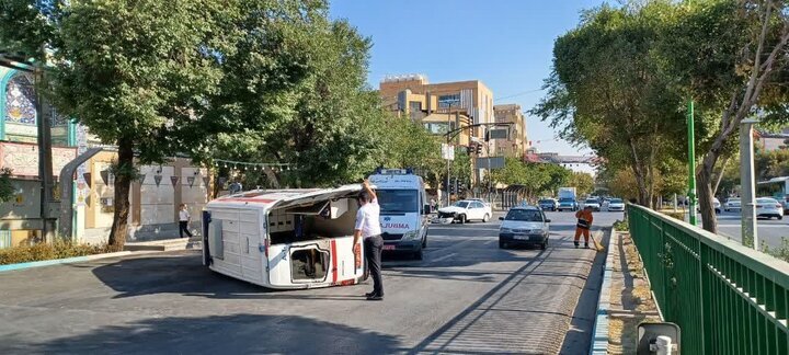 واژگونی آمبولانس در اصفهان + تصاویر؛ آخرین وضعیت مصدومان