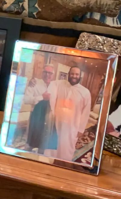 عکس بن سلمان و مقام قطری در اتاق فردی که متهم به تجارت جنسی است! | تصاویر