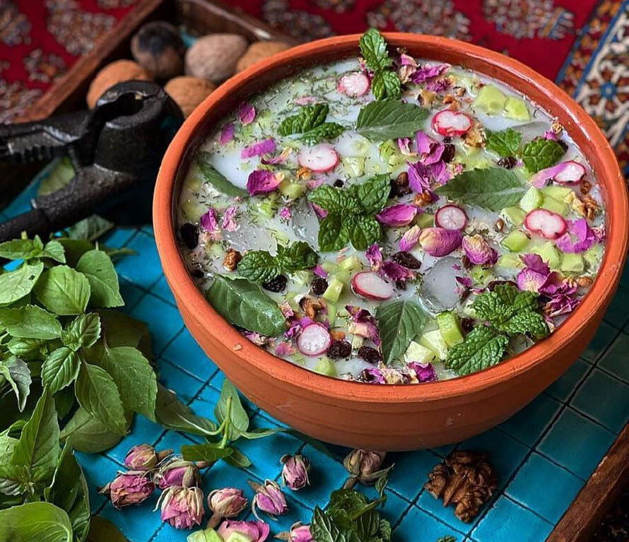 طرز تهیه آب دوغ خیار تبریزی ؛ غذایی خنک و تابستانه