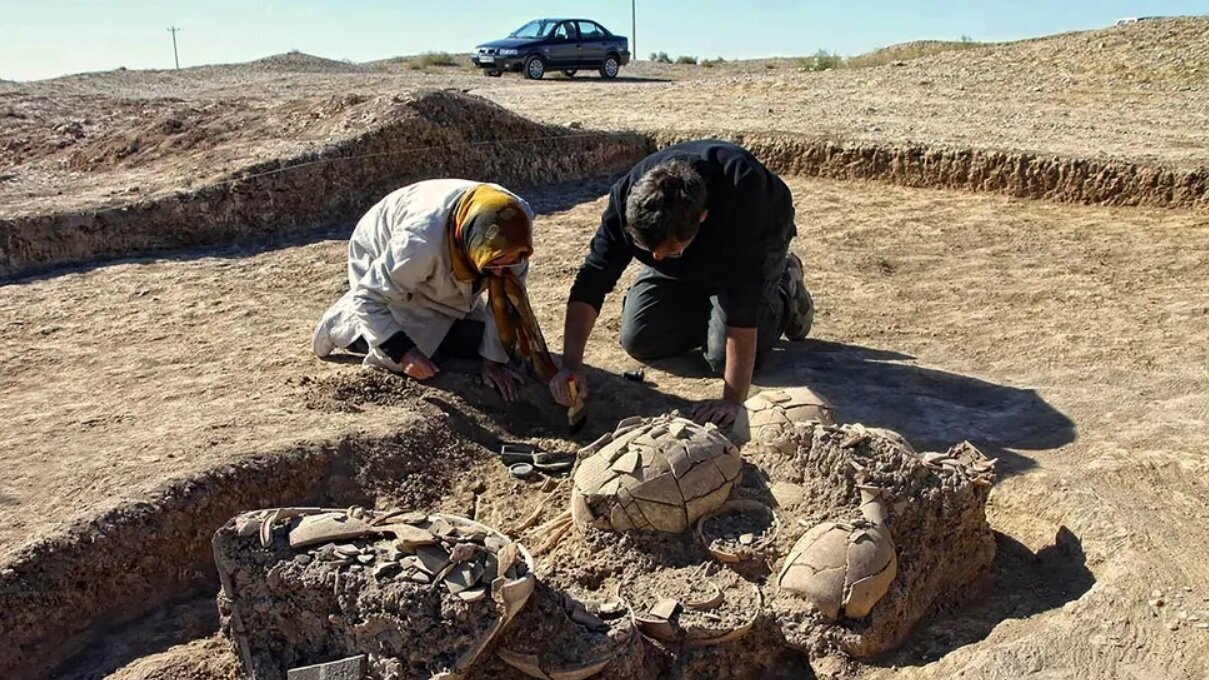 جعبه آرایش حیرتانگیز با نقش مار و عقرب! | کشف گور اشرافی ۳ هزار ساله در خراسان