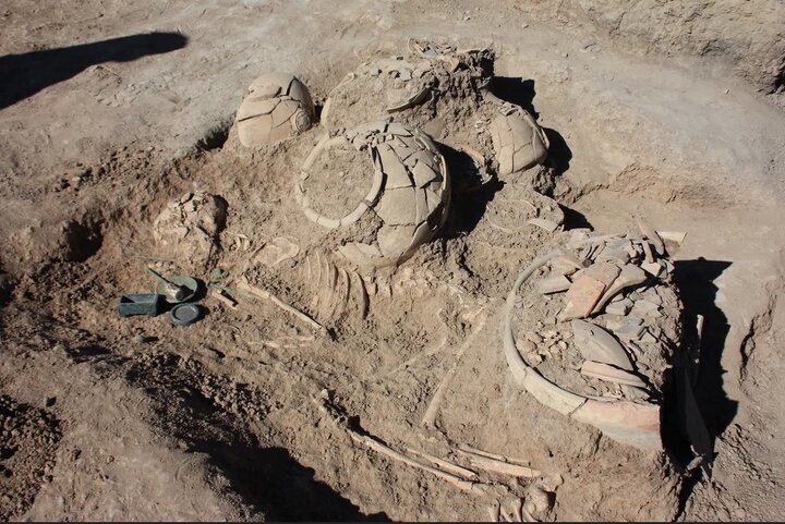 جعبه آرایش حیرتانگیز با نقش مار و عقرب! | کشف گور اشرافی ۳ هزار ساله در خراسان