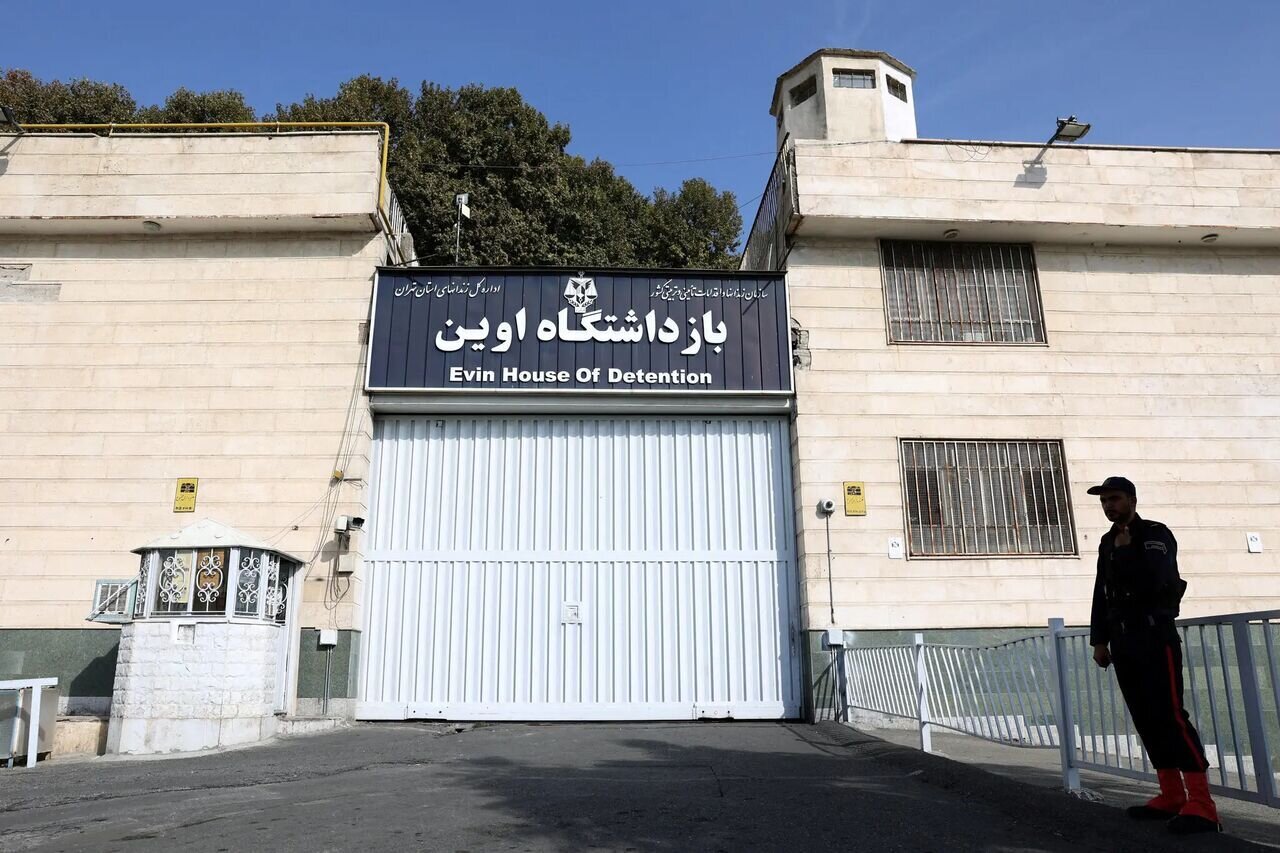 انتشار برای اولین بار؛ تصاویر دوربین مداربسته از لحظه ورود تعدادی از زندانیان امنیتی به اندرزگاه شماره ۷ اوین