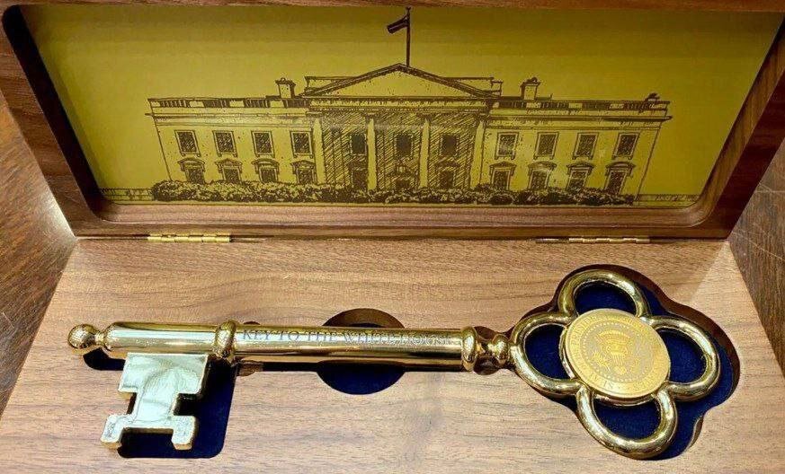 «کلید طلایی کاخ سفید» در دستان الهام علیاف ! | عکس