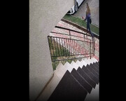 دویدن عجیب و ناگهانی دختر جوان در خیابان! + ویدئو | ماجرا چه بود؟