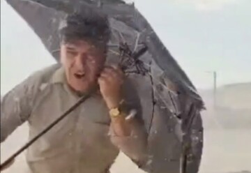 تصاویر باور نکردنی بارش باران در فارس | چادر چتر این مرد کنده شد + فیلم