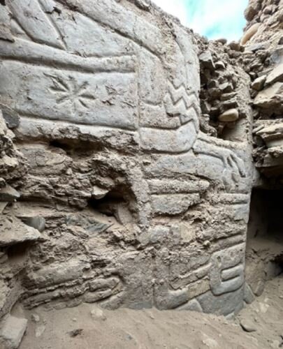 بیرون آمدن حکاکی استثنایی ۳ هزار ساله از زیر یک تپه | عکس