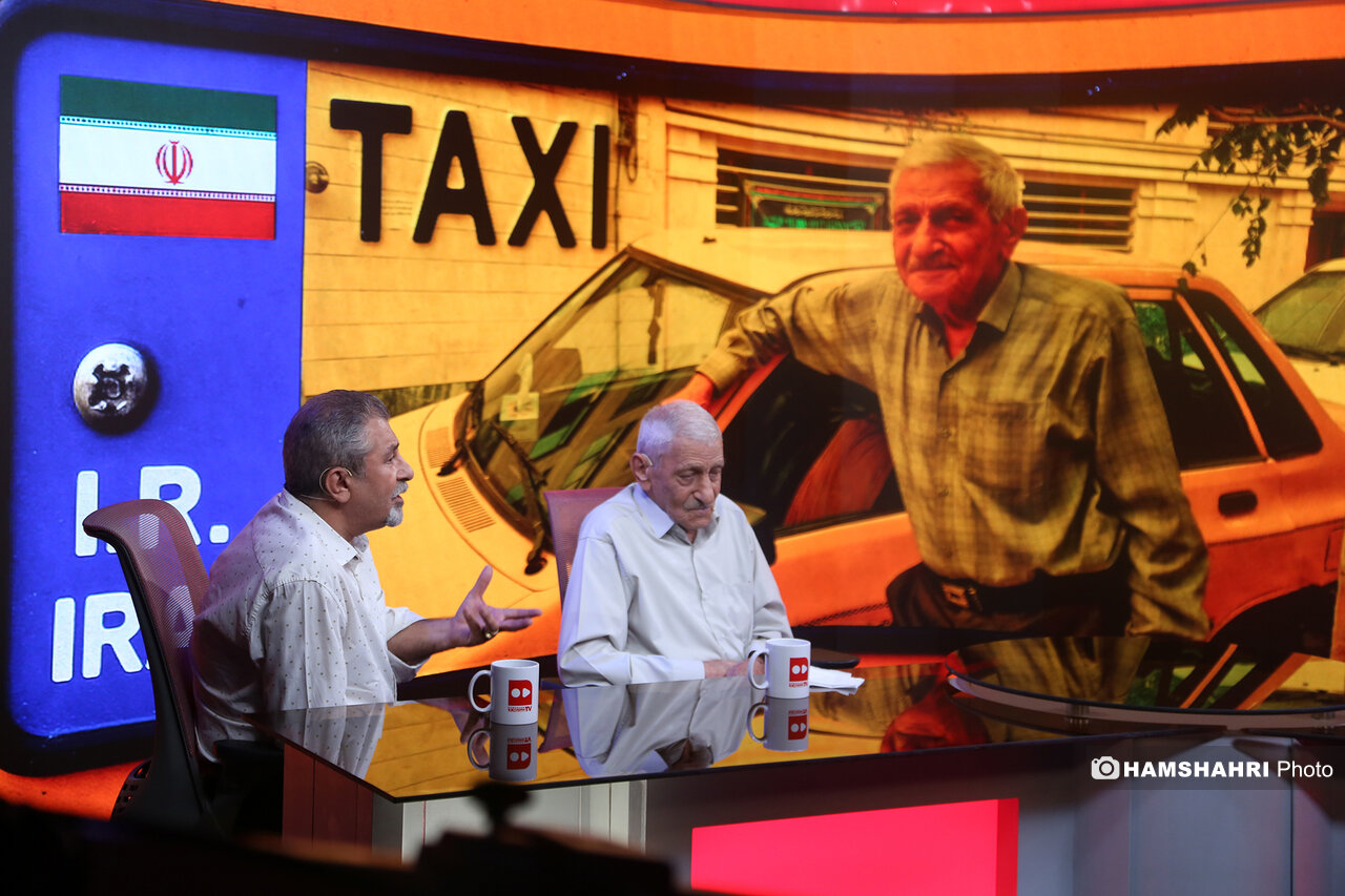 اشکهای آقا خلیل برای همسرش؛ به عشق فرشته کار میکردم | ببینید گفتگو با تاکسی ران 90 ساله