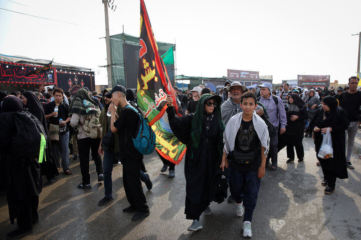 عاشقان اباعبدالله الحسین(ع) در مسیر پیاده روی کربلا