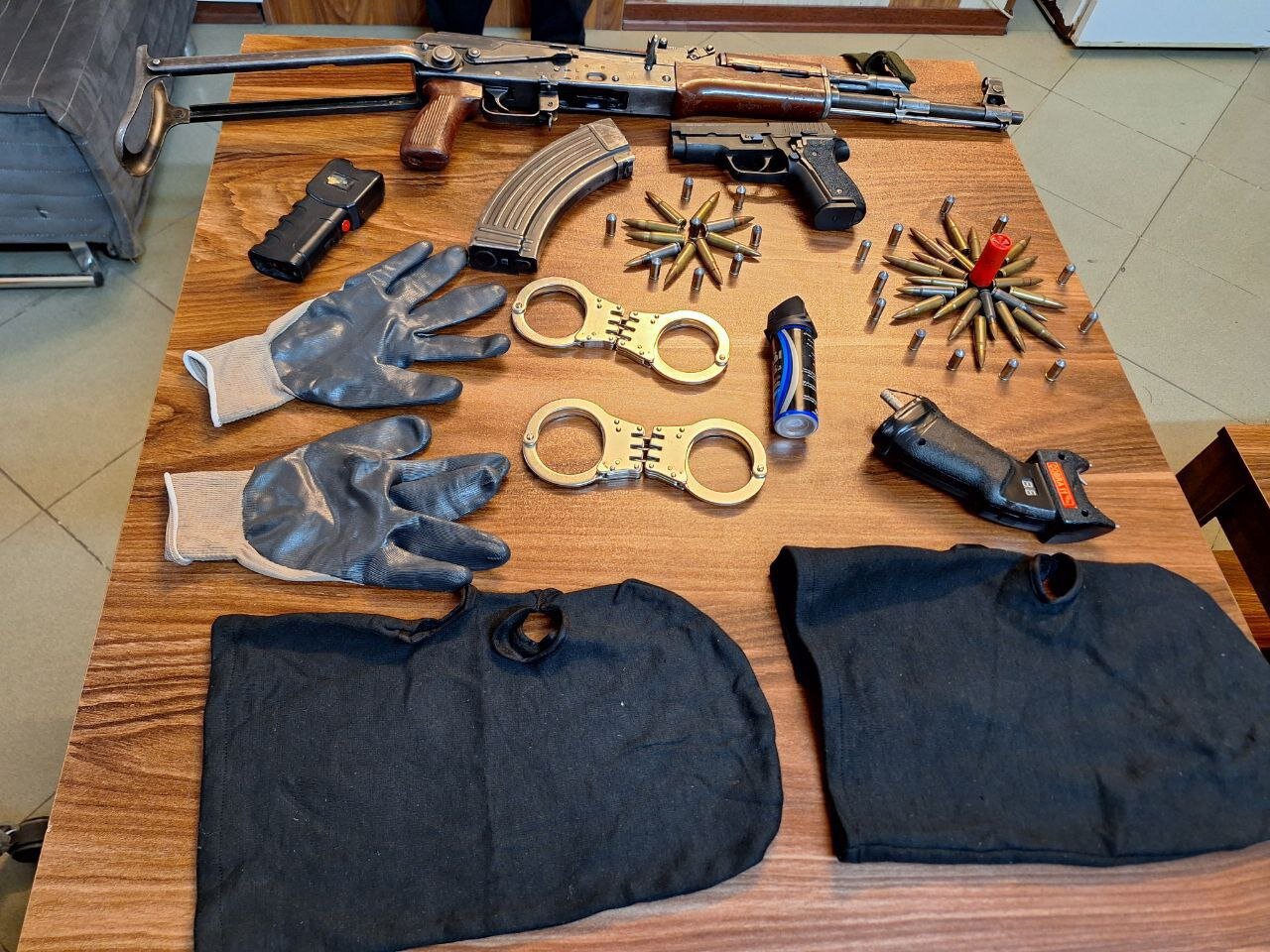 دستگیری یک شرور سطحدار تهران | کشف سلاح و تجهیزات جنگی و شرارت از مخفیگاه متهم + تصاویر