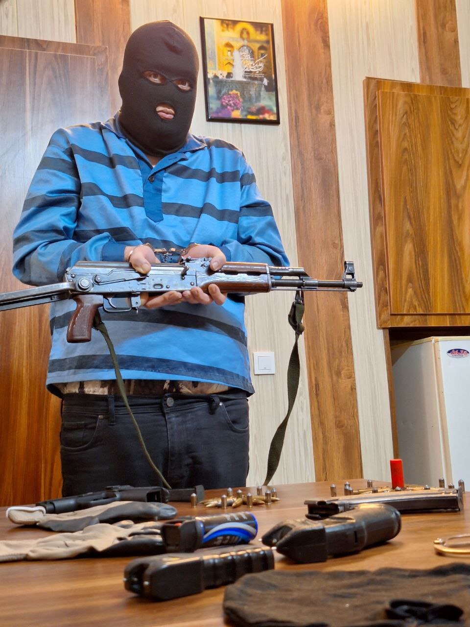 دستگیری یک شرور سطحدار تهران | کشف سلاح و تجهیزات جنگی و شرارت از مخفیگاه متهم + تصاویر