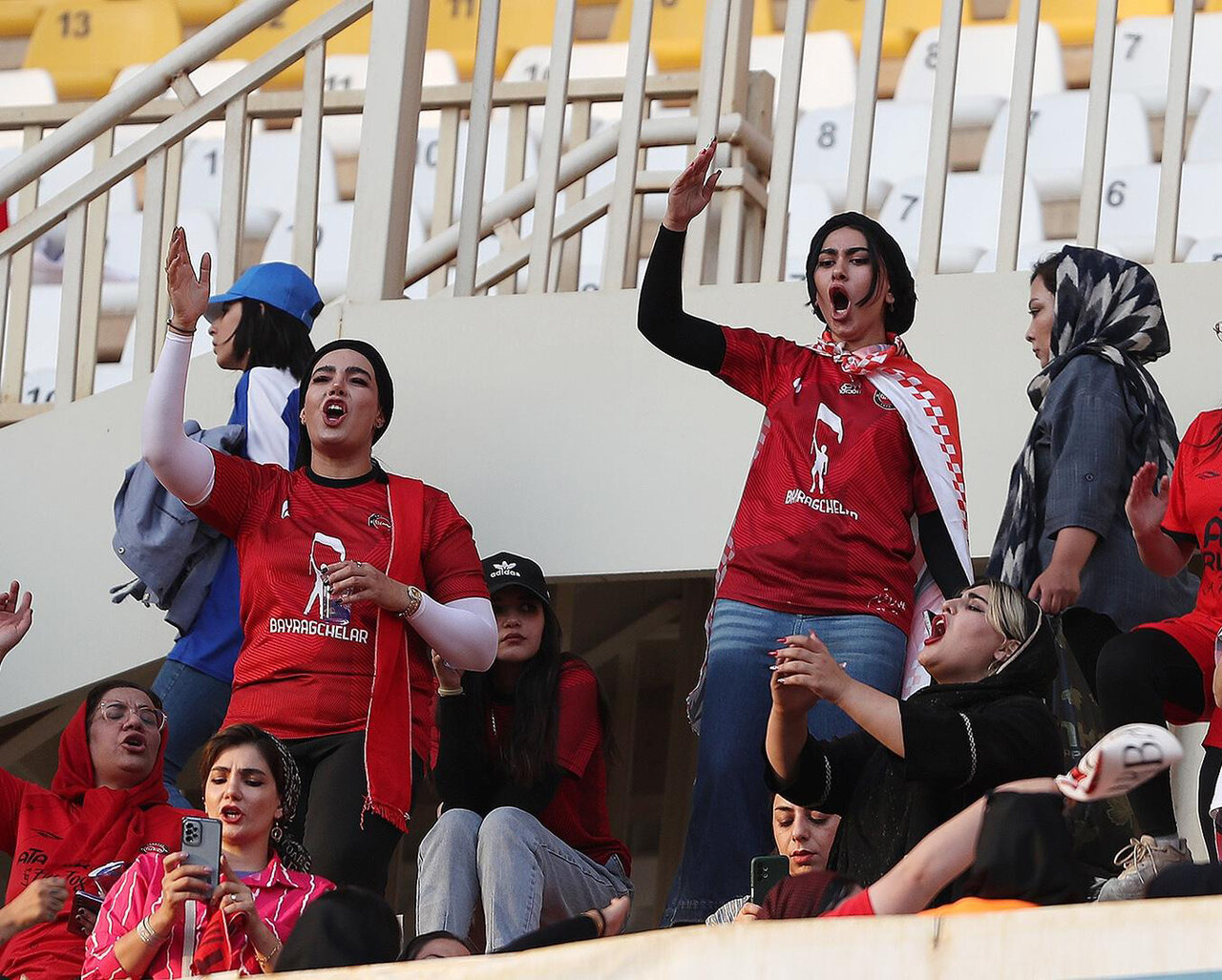 حواشی جالب بازی سوپرجام فوتبال ایران؛ حضور زنان طرفدار در ورزشگاه نقش جهان اصفهان | تصاویر