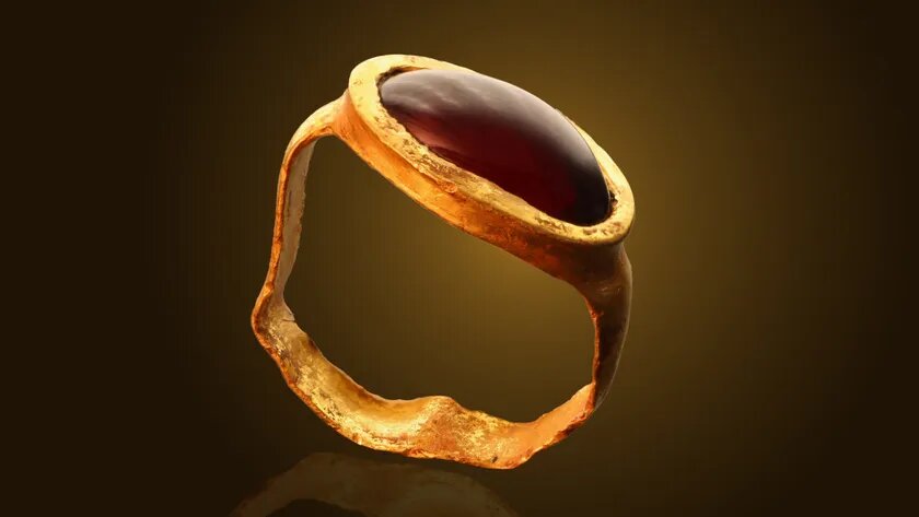 اسرار آیینها و باورهای پیچیده در یک گور باستانی ۳ هزارساله | از جعبه آرایش مرموز با نقش مار و عقرب تا جواهرات طلا و مهرهای برنزی