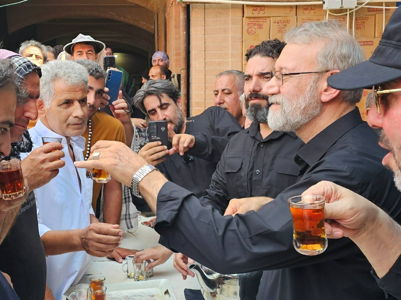 پذیرایی لاریجانی از زوار در یک موکب‌ 