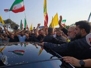 نقل پاشی مرد عراقی هنگام استقبال از علی لاریجانی + ویدئو | پیاده شدن لاریجانی از خودرو و حضور در میان جمعیت | استقبال با شعار لبیک یا نصرالله